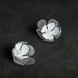 Upcycle with Jing - Klar & weiß Doppelblumen-Ohrstecker