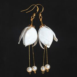 Upcycle with Jing - Boucles d'oreilles Pendant Lys blanc