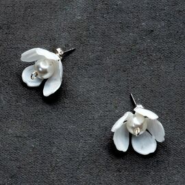 Upcycle with Jing - Boucles d'Oreilles Petites Fleurs Blanches